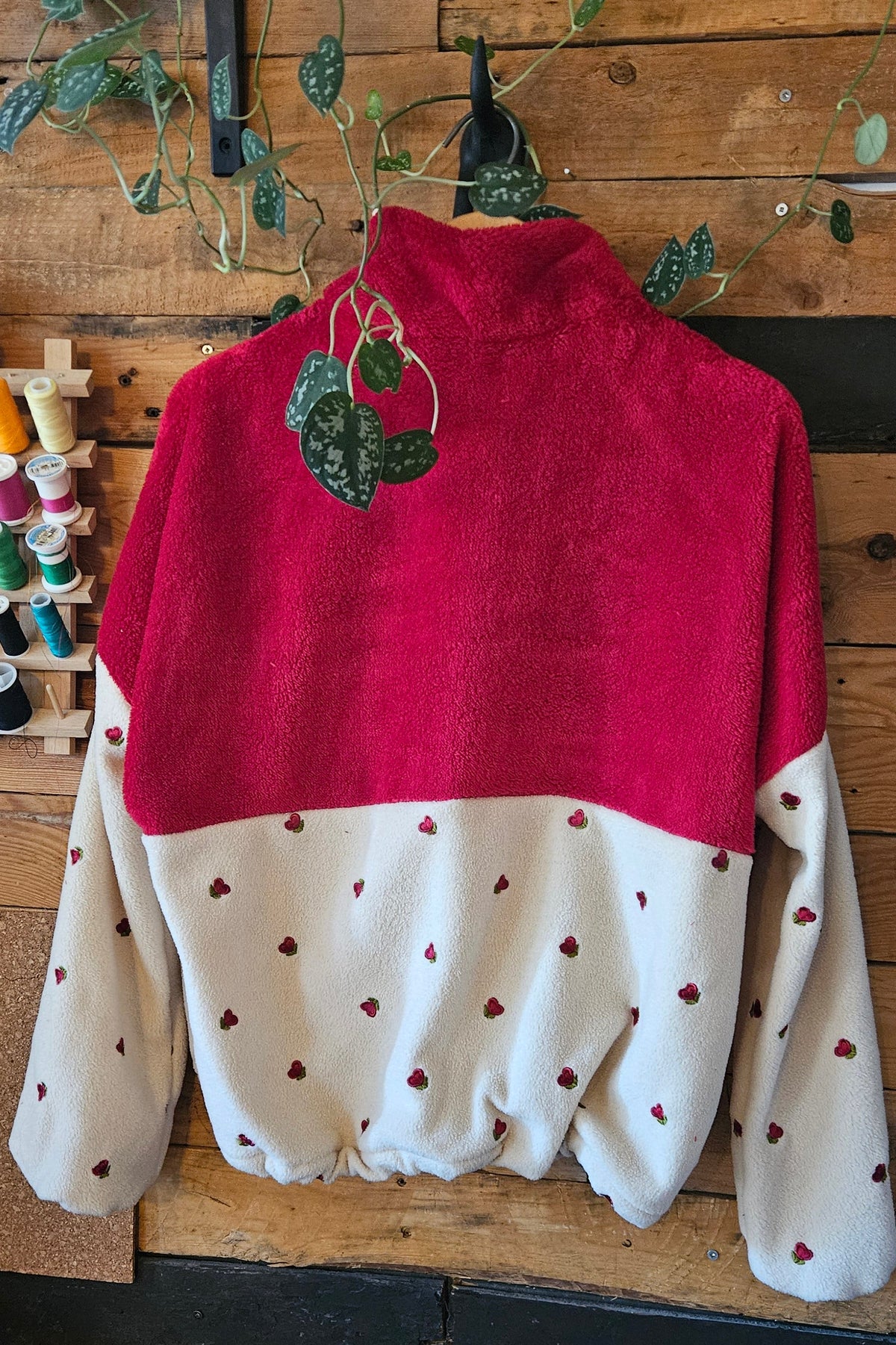 Sweat polaire upcyclé, polaire fleurie recyclée, poche plaquée, col montant, fait à Verdun