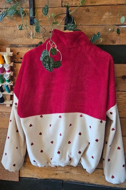 Sweat polaire upcyclé, polaire fleurie recyclée, poche plaquée, col montant, fait à Verdun