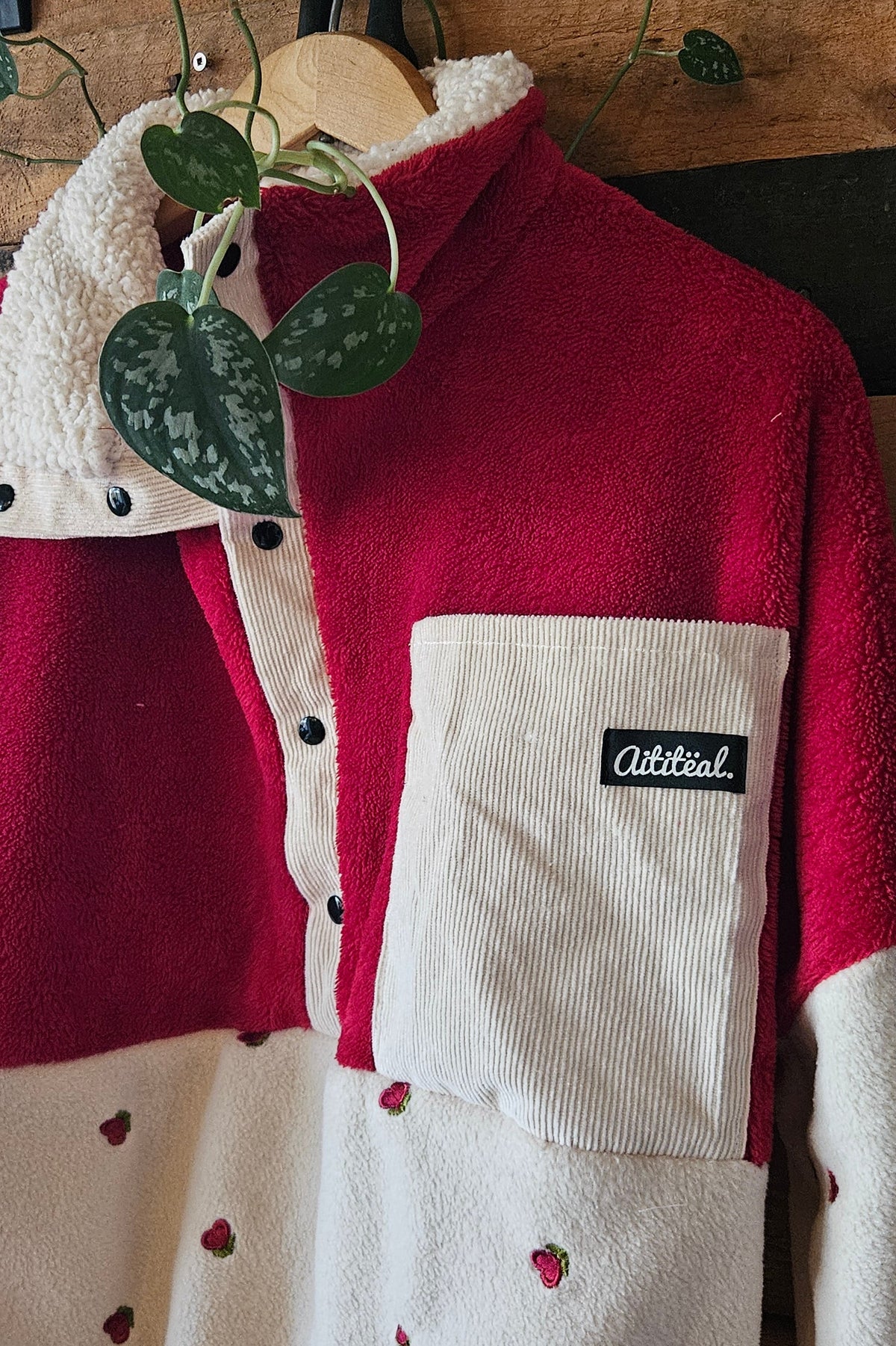 Sweat polaire upcyclé, polaire fleurie recyclée, poche plaquée, col montant, fait à Verdun